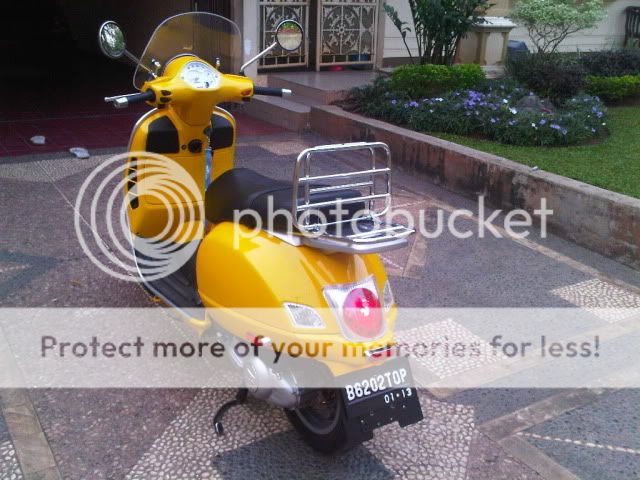Modern Vespa My Yellow Gt
